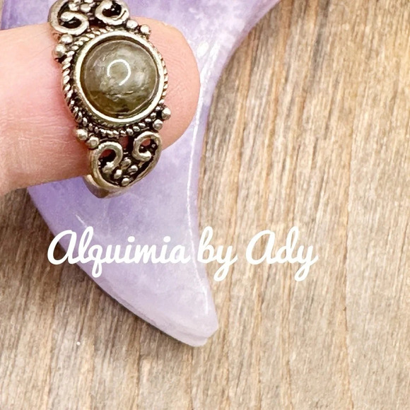 Rainbow labradorite stone Victorian ring - Picture 2 of 5